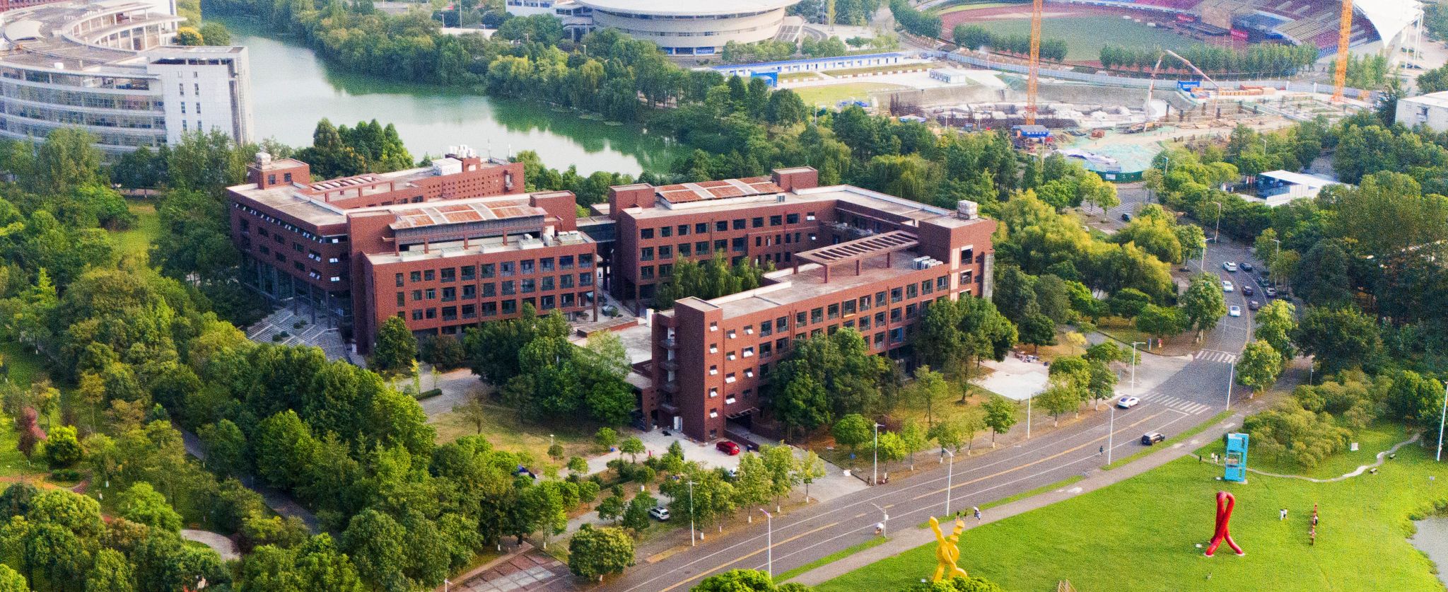 学校余敏明书记，闫学东校长与张永和教授走访我院